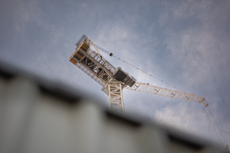 Hammerhead top-slewing tower crane with A-frame cat-head